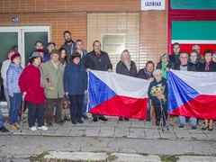 V Sadské je nová pamětní deska Milady Horákové. Město navštěvovala na konci svého života