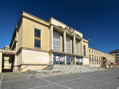 První premiérou nové sezóny v Divadle A. Dvořáka v Příbrami je inscenace Válka s mloky