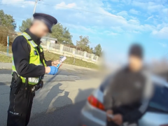 Auto jsme pouze tlačili, vymlouval se zdrogovaný řidič na Slavkovsku. Přitom jel devadesátkou