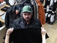 Zloděj v Berouně okradl seniorku. Poté s její platební kartou vyrazil na luxusní nákupy