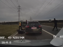 Lupič vytáhl zbraň na obsluhu benzínky na Příbramsku. O pár hodin později skončil v poutech