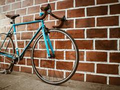 V nové cyklověži v Nymburce už zkoušejí mechaniku pro uložení kol. Fungovat má už v létě