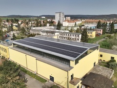 FOTO: Na 2 budovách v Dobříši jsou nově fotovoltaické elektrárny. Městu mají ušetřit miliony korun