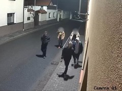 Poznáte osoby na videu? Policisté je hledají kvůli poničeným fasádám v Krásné Hoře nad Vltavou
