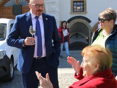 OBRAZEM: Centrum sociálních služeb Kyjov obdrželo od města tři nové elektromobily. Radost byla obrovská