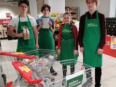 Sbírka potravin vynesla jen v benešovském supermarketu Billa bezmála čtyři sta kilogramů zboží