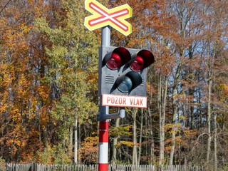 Šílenost v Poděbradech. Řidič jen o vlásek unikl srážce s vlakem na přejezdu