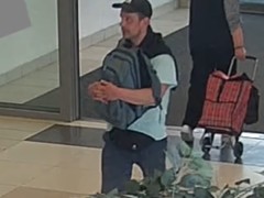 Poznáváte zloděje? Před nákupním centrem v Boleslavi ukradl drahou elektrickou koloběžku
