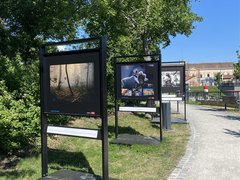 V přístavu Baťova kanálu můžete navštívit putovní výstavu fotografií a jedinečný poesiomat