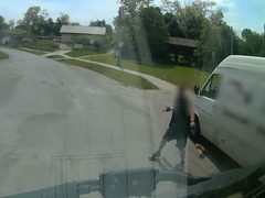 Agresivní šofér na Znojemsku bezdůvodně zaútočil na náklaďák. Čelní sklo mu rozbil lahví s vodou