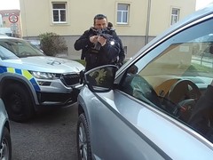 Muž se v Berouně zamkl v autě a vyhrožoval zbraněmi. Policisté museli rozbít boční okno
