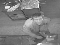 Poznáte zloděje na videu? Z restaurace ve Vlašimi ukradl peníze i cigarety