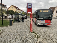 Autobusové zastávky v Mělníku jsou v novém kabátě. Červenou vystřídal moderní antracit