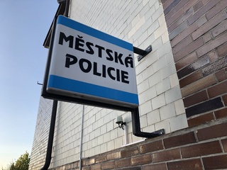 Po hostech házel kamínky, pak jednoho napadl. Agresora v Kralupech zpacifikoval strážník v civilu