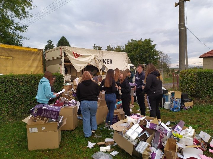 ZŠ Dyjákovice Recyklohraní úklid třídění krabice odpad děti+Recyklohraní aneb Ukliďme si svět.jpg