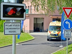 Návštěvníkům Nemocnice Vyškov slouží nové parkoviště, sanitka má lepší sjezd