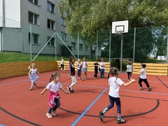 Děti mohou o prázdninách vyrazit s míčem na modernizované hřiště do Bučovic u Vyškova