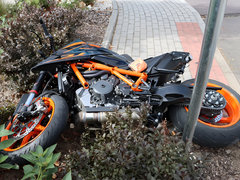 Agresivní motorkář ohrožoval řidiče na Znojemsku, jeho řádění skončilo bouračkou
