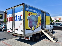 OBRAZEM: Albertova Krutokára, šířící osvětu o podmínkách kuřat z velkochovů, dorazila do Poděbrad
