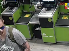 Muž kopl do dveří v nákupním centru v Boleslavi. Vadilo mu, že se otáčejí příliš pomalu