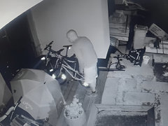 Poznáte muže na videu? V Kamenici se vloupal na cizí pozemek a ukradl kolo