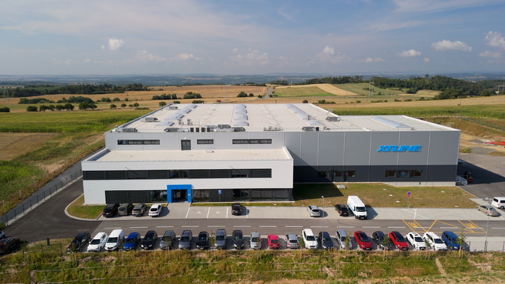 Nová budova firma XTline Ruda Velké Meziřící auta parkoviště +XTline.jpg