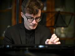 Kruh přátel hudby v Třebíči pokračuje klavírním recitálem Adama Závodského