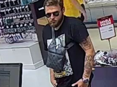 Žena ze Žďárska obětí internetového podvodu. Policisté hledají muže na fotce, poznáváte ho?