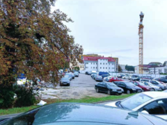 Na ploše pod budovou Pražských kasáren v Benešově se zahájily úpravy. Potrvají až do září 2025