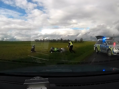 Kradenou motorku nejprve maskoval spodním prádlem, pak před policisty ujížděl napříč Znojemskem