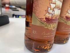 Před kyjovským Lidlem ležel opilec. Podle svědka vypil na ex láhev rumu