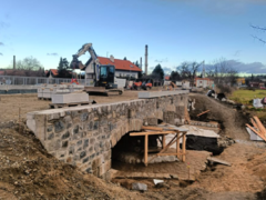 Oprava historického Karlova mostu v Dobříši by měla být dokončena již před Vánocemi