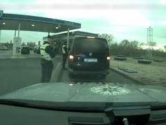 Policisté u Vojkovic naháněli opilého řidiče pohřební dodávky