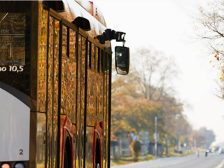 Nástup všemi dveřmi: Novinka v příměstských autobusech PID od srpna 2025