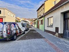 OBRAZEM: Hustopeče se ještě před Vánoci dočkaly dokončení oprav parkoviště u Sídliště a chodníků Na Úvoze