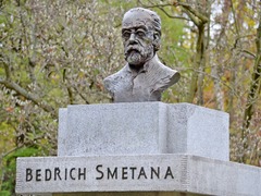 Skladatelova busta zdobí Smetanovy sady ve Vyškově
