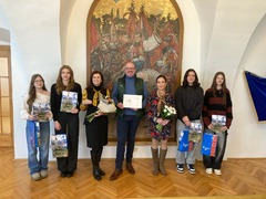 OBRAZEM: Výherkyně soutěže o nejlepší novoroční přání ocenil starosta města Kyjova František Lukl