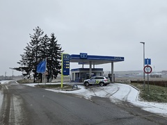 Benzínku v Mohelně přepadli maskovaní lupiči. Policisté hledají svědky