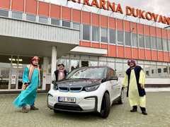 Koledníci si z Tříkrálové sbírky v Dukovanech odvezli i elektromobil, který poslouží dobré věci