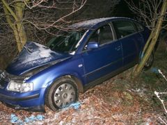 Opilý řidič na Vyškovsku narazil do stromu. Bosý utíkal domů, tam na něj už čekali policisté