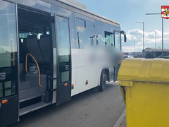 Opilý autobusák vezl 19 lidí. Ve Slavkově naboural do popelnic, pak nadýchal 4 promile