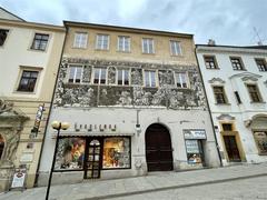 Restaurování sgrafit na Obrokové ve Znojmě bylo zahájeno