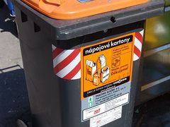 Nově byly v Rosicích umístěny oranžové kontejnery na nápojové kartony