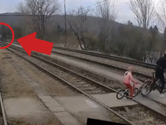Tady hrozila tragédie! Cyklista na Berounsku nebezpečně přecházel koleje, měl s sebou malou holčičku