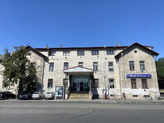Zvláštní režim na nádraží v Boleslavi: Prodej jízdenek na ulici, hlavní budova před demolicí
