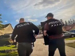 Sáčky s pervitinem i 800 tisíc v hotovosti! Kolínští kriminalisté si došlápli na prodejce drog v Pečkách