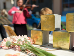 Žáci 3. ZŠ Slaný se zapojili do kladení Stolpersteinů. Památku zavražděných Židů uctili divadelním pásmem
