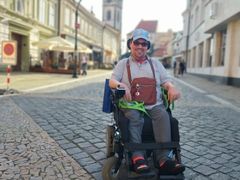 „Nikdy nechci skončit v ústavu, tam bych zemřel.“ Pomozme rodákovi z Mělníka  důstojně žít