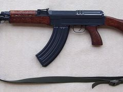 Muž má po výstřelu ze znehodnoceného samopalu zdevastované prsty  