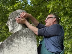 OBRAZEM: Restaurátor očistil kamenné sochy a busty v Blansku